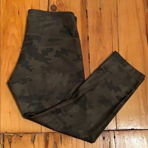 Lululemon Camo Cropped Leggings